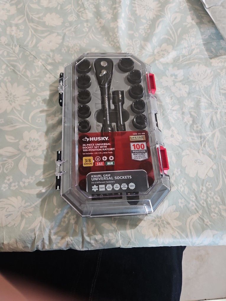 Husky 26 Piece Universal Socket Set With 100 Positions Ratchet Brand New