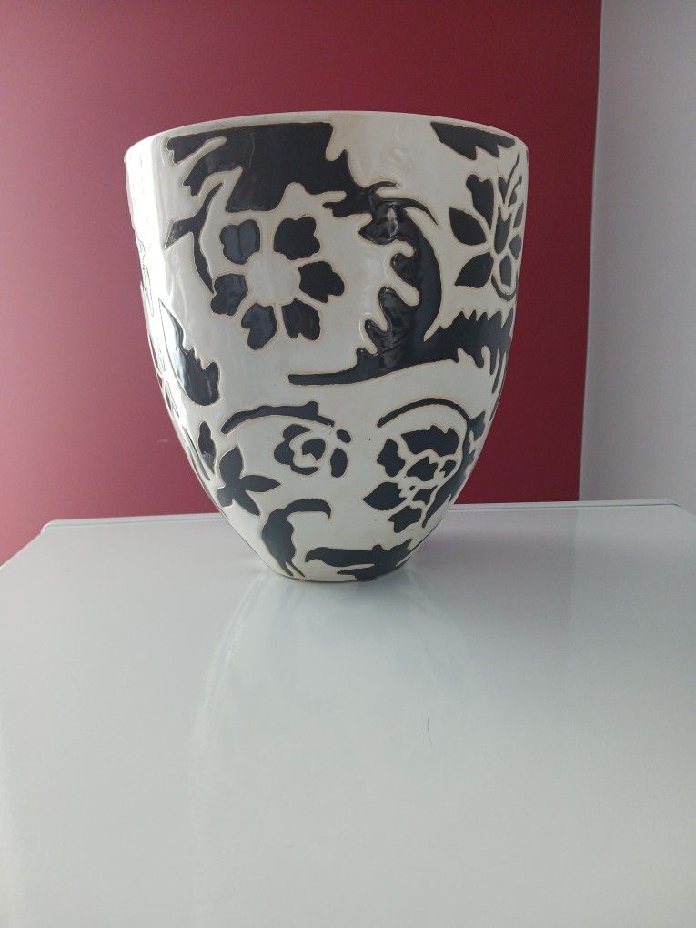 BLACK/ WHITE POT/VASE