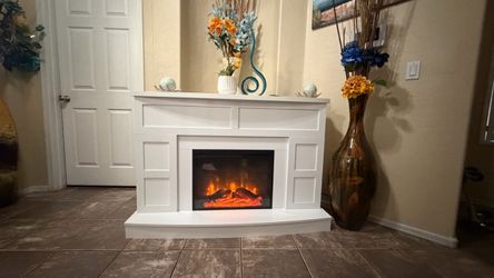 Beautiful white mantel fireplace /tv stand in excellent condition with remote control