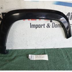 w/2broken clips 2016-2023 TOYOTA TACOMA FRONT RIGHT FLARE FENDER MOLDING OEM