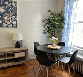 Almost brand new Dining set table W 4 chairs