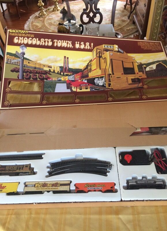 Bachmann HO scale electric train set chocolate town USA.