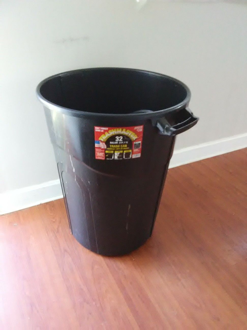 Trashmaster 32 Gallon Trash Can w/ lid