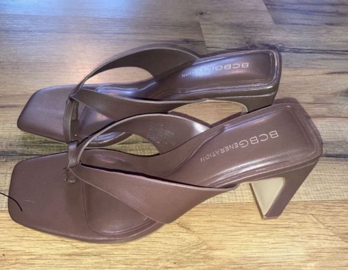 New! BCBG Women’s Toe Ring Mules. Brown, Size 7.
