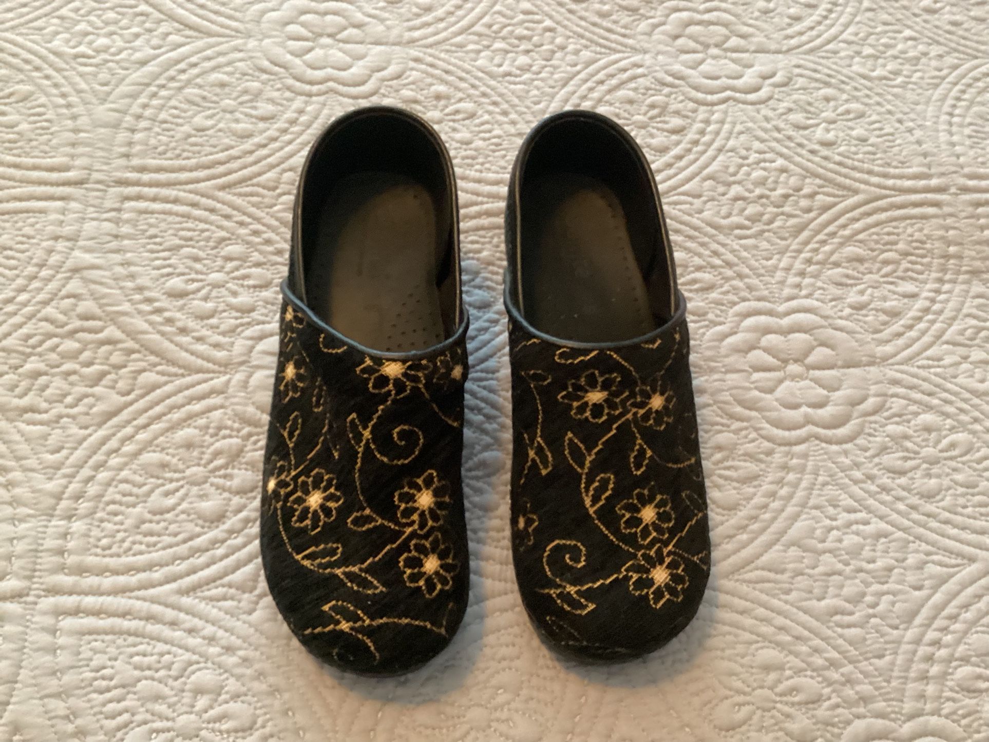 Womens Clog Size 9-9.5 New Black With Gold Design