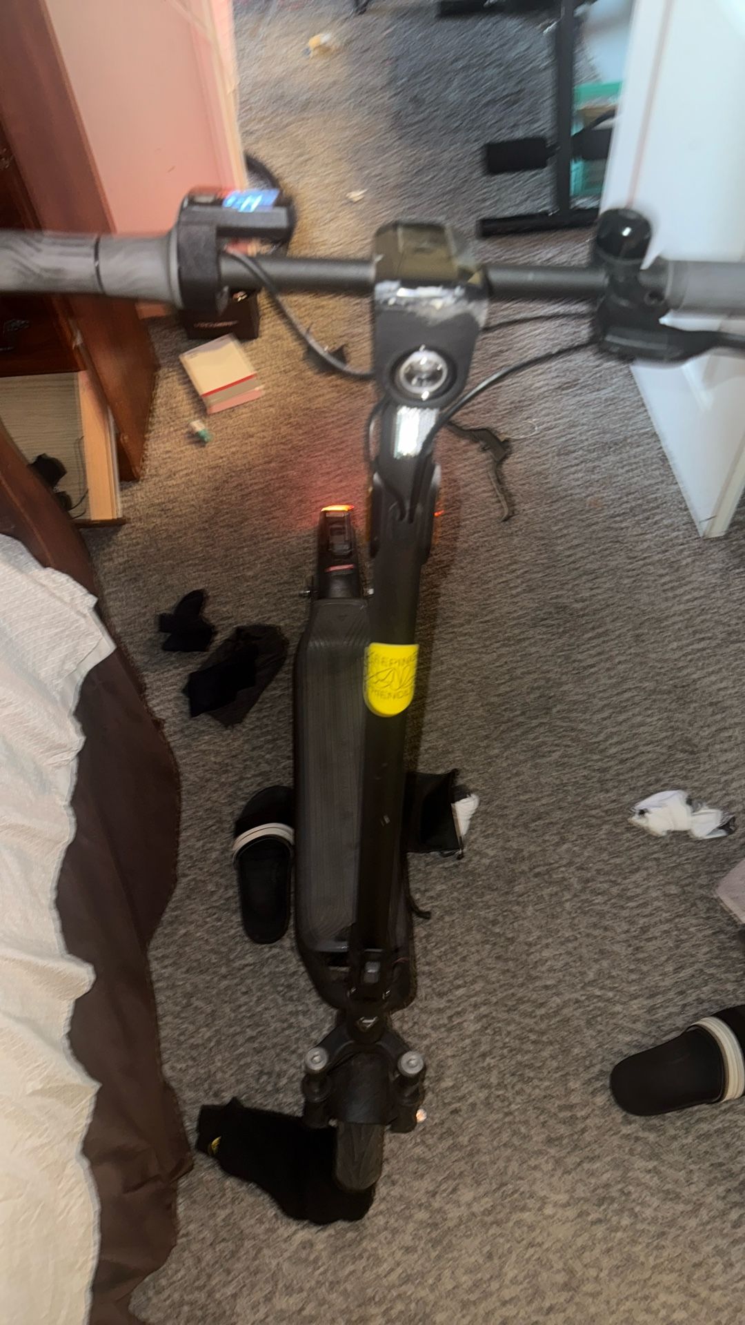 Niu Kqi100p Electric Scooter Made In América 3 Excellent Condition And A 45”smart Tv Excellent Condition Smart TV With Wall Mount