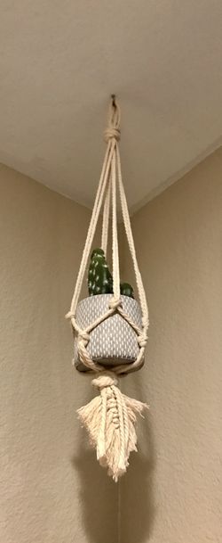 Macrame plant hanger