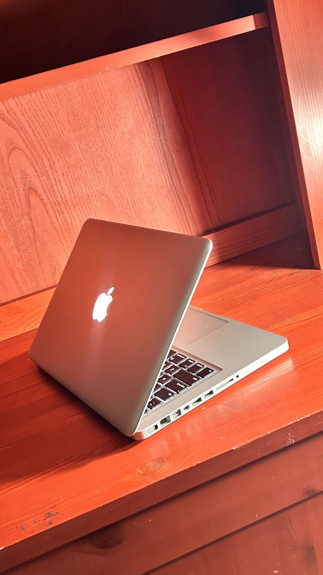 Apple MacBook Pro 13” I5/8GB/256GB SSD $150