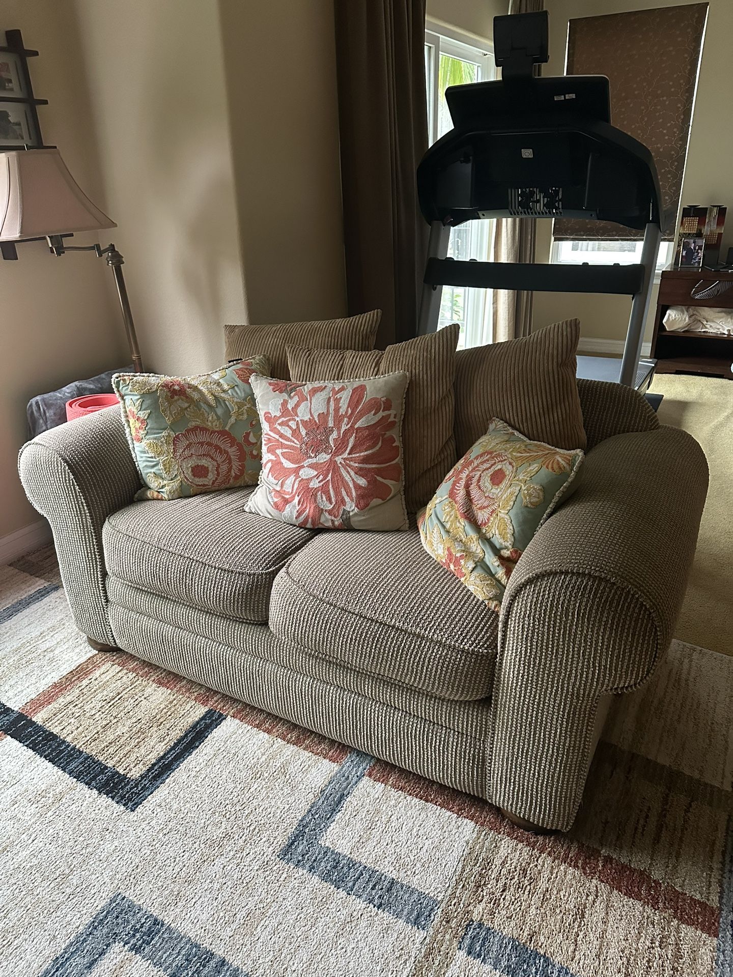 Broyhill Zachary Loveseat Sofa