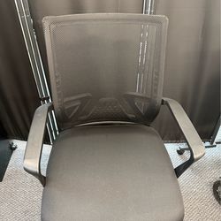 Black mesh swivel office chair