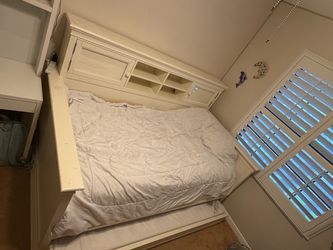 $250 pottery barn kids bed, with trundle. Solid wood