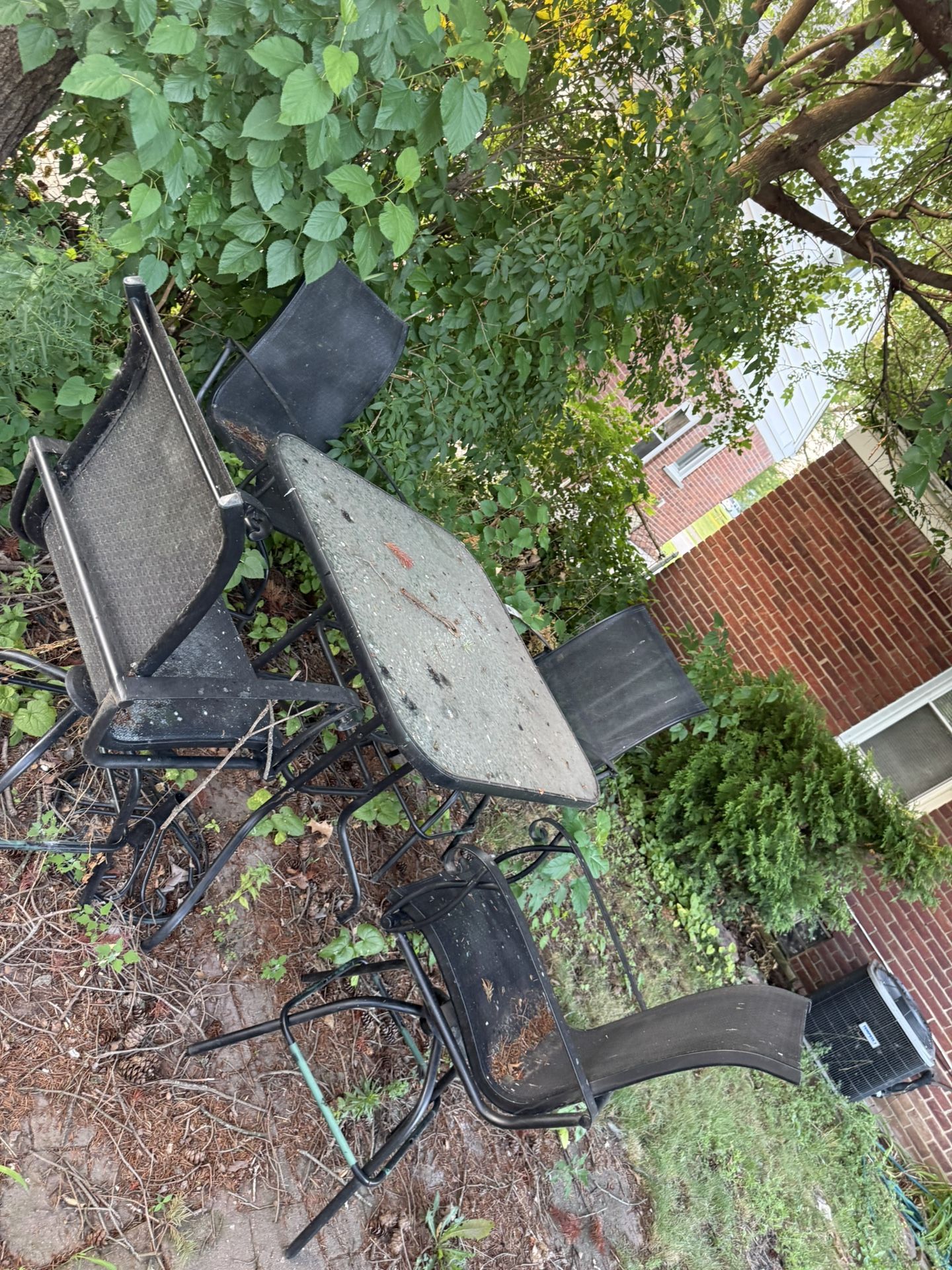 Patio set Glass- Worn 100 Bucks