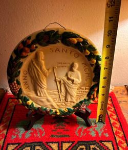 PLATO ANTIGUO DE PORCELANA A RELIEVE