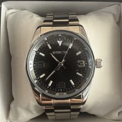 This is an Invicta Specialty 50134 women's quartz watch. 