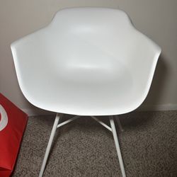 Pretty white chair 