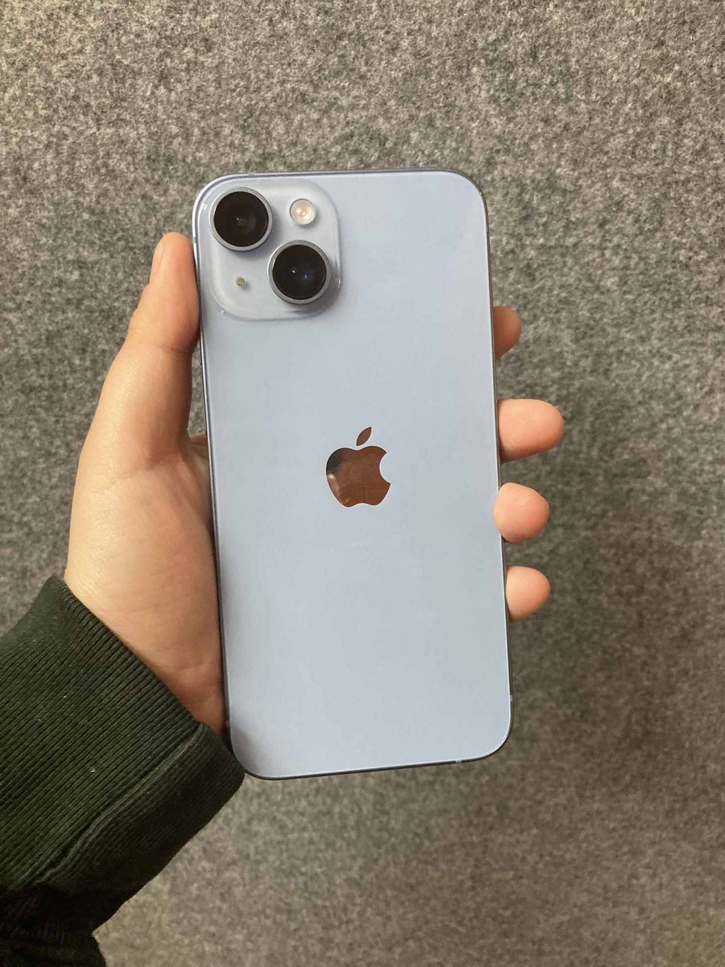 Factory Unlocked Iphone 14 128 gb comes with store warranty