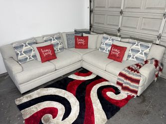 Beautiful Cindy Crawford Ivory 3-Piece Sectional Sofa. Like New!!. (DELIVERY AVAILABLE).