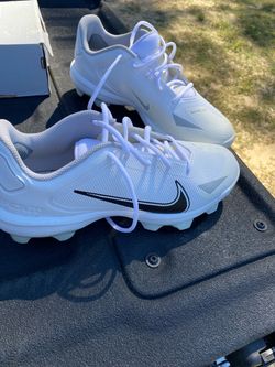 Men’s size 9 rubber bottom cleats