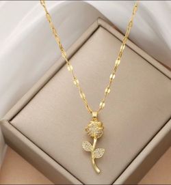 ✨💥NEW 18K GOLD PLATED STUNNING ROSE NECKLACE 💥✨