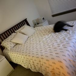 Stylish Solid Wooden Bed Frame With Headboard 