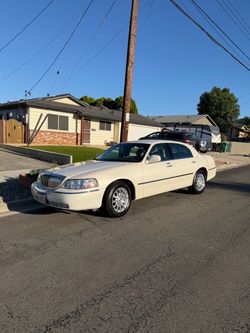 Lincoln Town Car White Full-Size Sedan Signature Series
