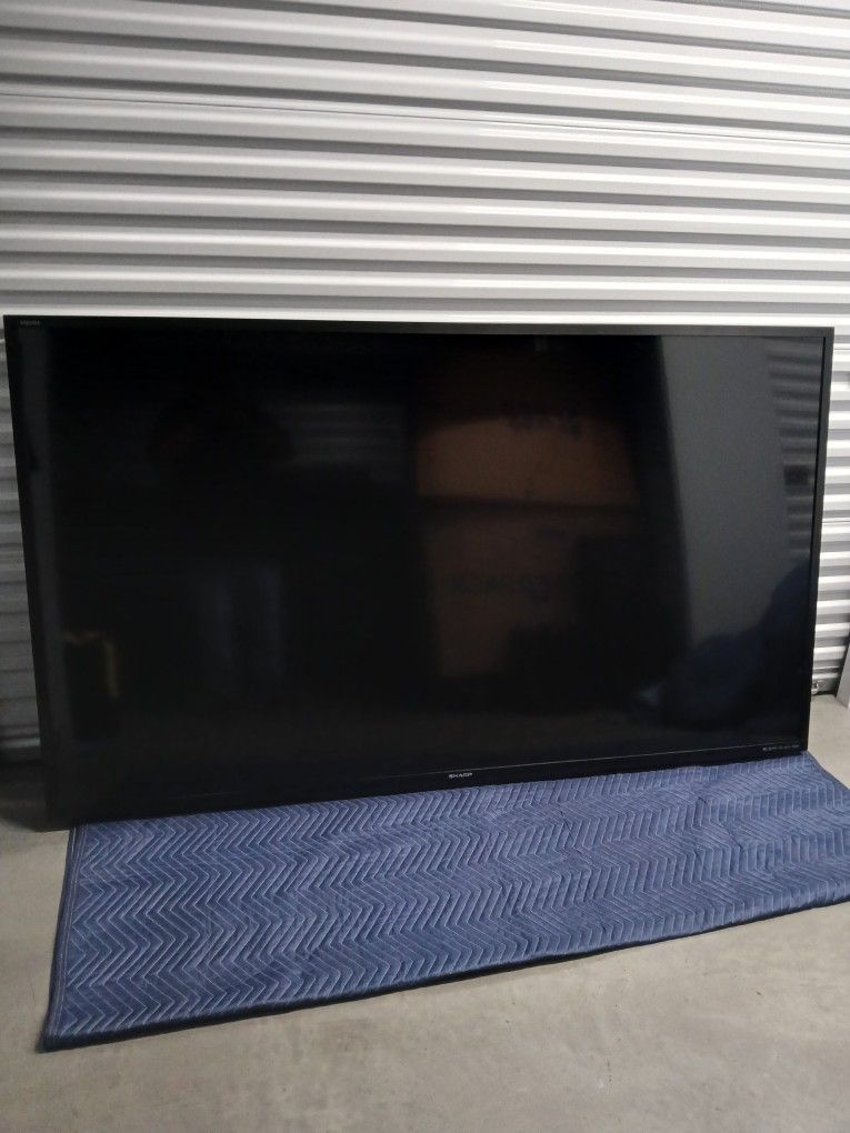 Sharp 90' Smart AQUOS TV, 3D TV in Good Condition !!
