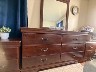 Big dresser set (two free nightstands)