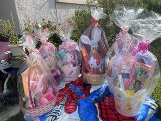 Hello Kitty And Friend Baskets 