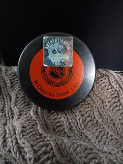 1992-92 Pittsburgh Penguins limited edition & autographed hockey pucks