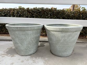Set of 2 greyish Planters