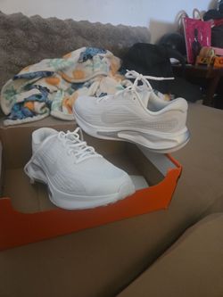Nike journey run Brand new. 10 women. 8.5 men