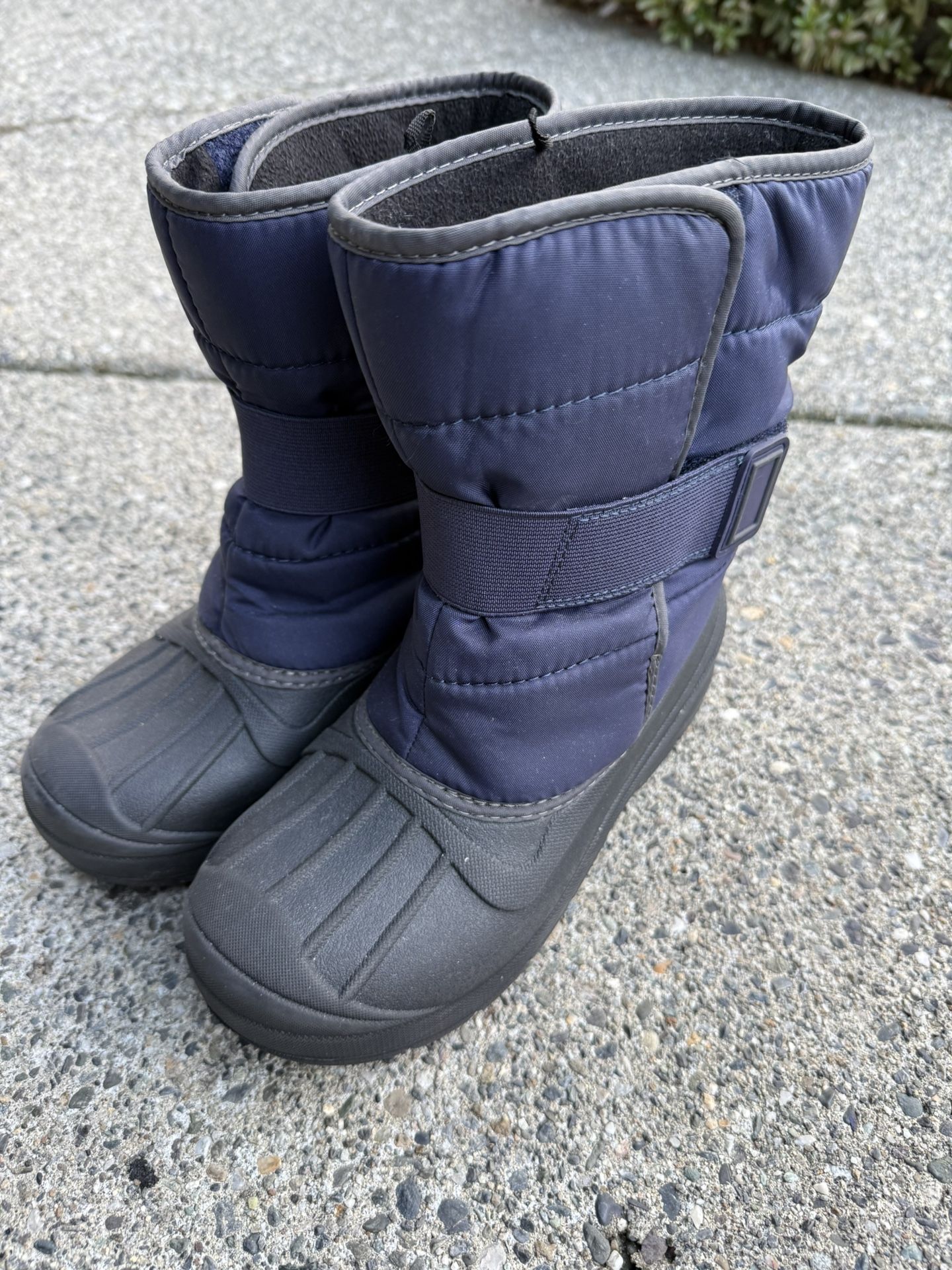 Boys like new size 3 snow boots asking only $15