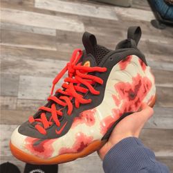 MENS SIZE 10.5 65$ Nike Atomic Red Foam Posits