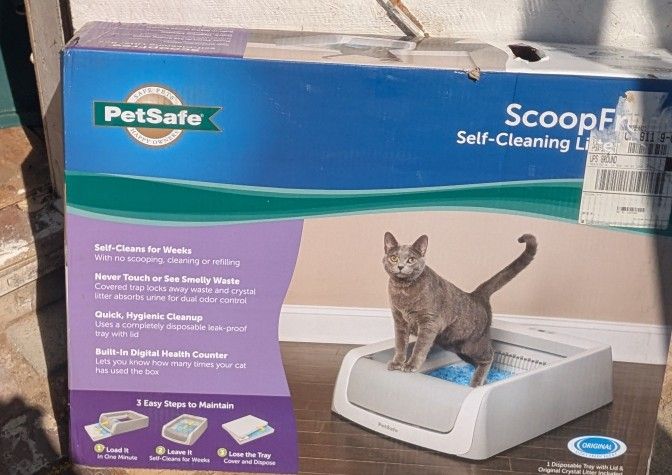 Self Cleaning Cat Litter Box W/Refills