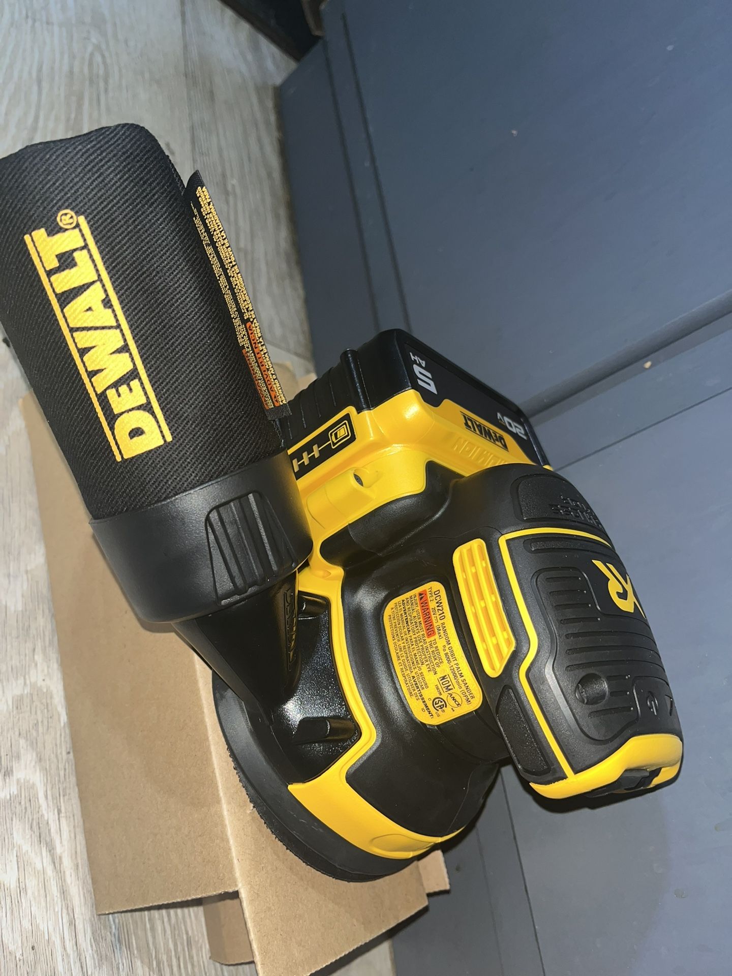 Dewalt hand sander with battery