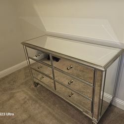 Mirrored Dresser Of Drawers 