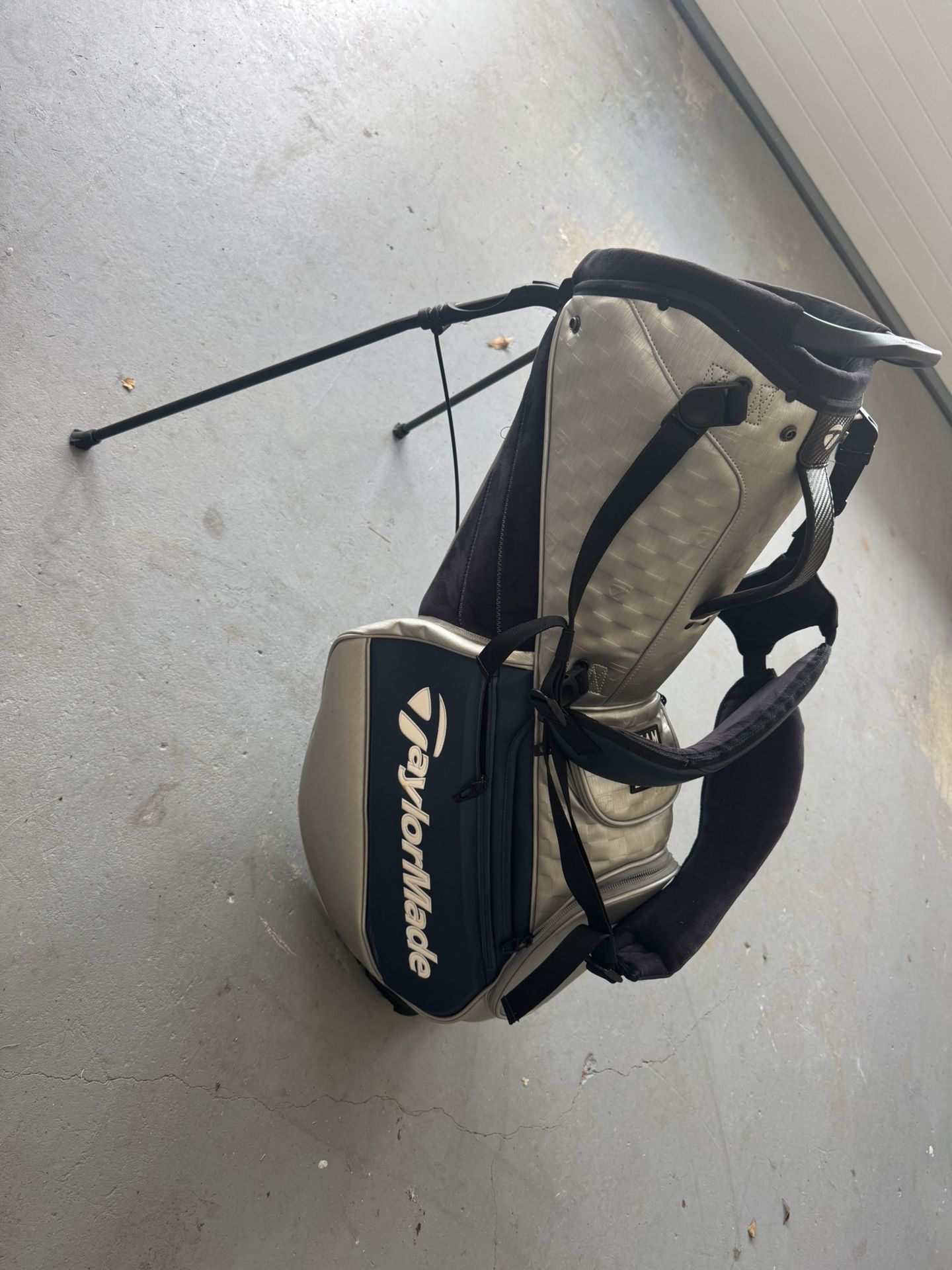 QI10 Staff Golf Bag