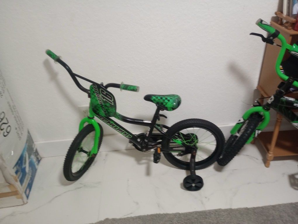 Schwinn Kids/ Toddler Bike With Training Wheels