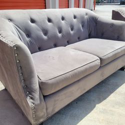 HAVERTYS MATCHING Tuffed/Studded Couch Set😃😍FloorModel❤️70%OFF! Don't Wait🏃🏼‍♀️🏃🏽SAVE NOW. OBO