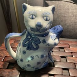 Suoer Cute vintage blue and white ceramic teapot shaped like a cat 🐱 holding a 🐟 