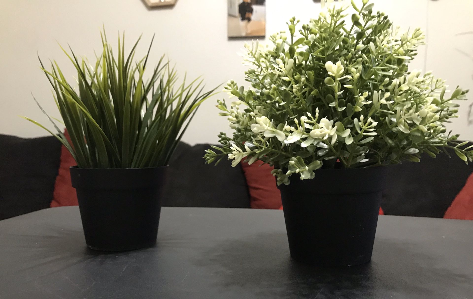 2 Artificial potted plants