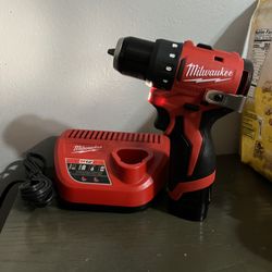 Milwaukee M12 Brushless Compact Drill With Battery Charger 
