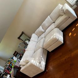 New Off White Sectional Couch! Includes Free Delivery 🚚!