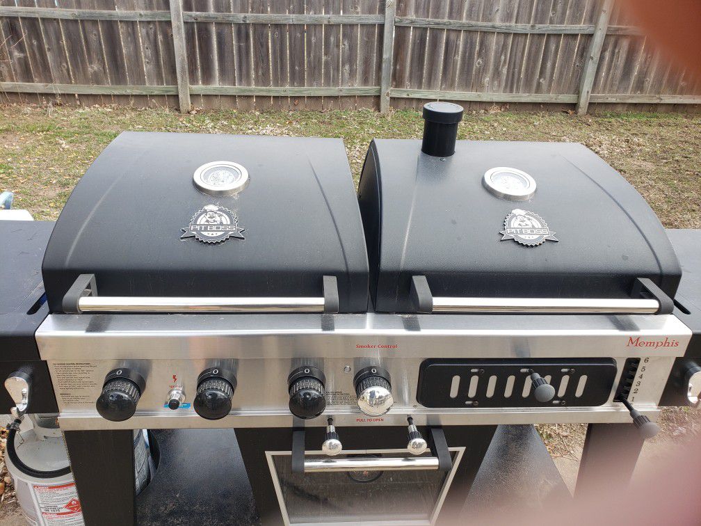 Pit Boss Memphis Ultimate Gas and
Charcoal Combo Grill with Electric
Smoker