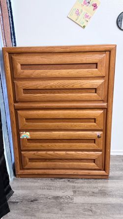 Solid Wood Chest of Drawers – Excellent Condition