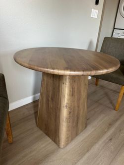 Round Wood Pedestal Dining Table