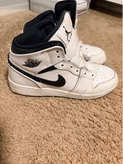 Air Jordan 1 Mid (White & Black)