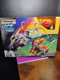 Monster Jam Smash & Bash Classroom Crusher Crash Course
