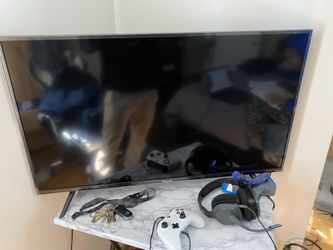 32” inch Hisense Roku Tv with controller