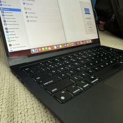 MacBook Air M2 13.6